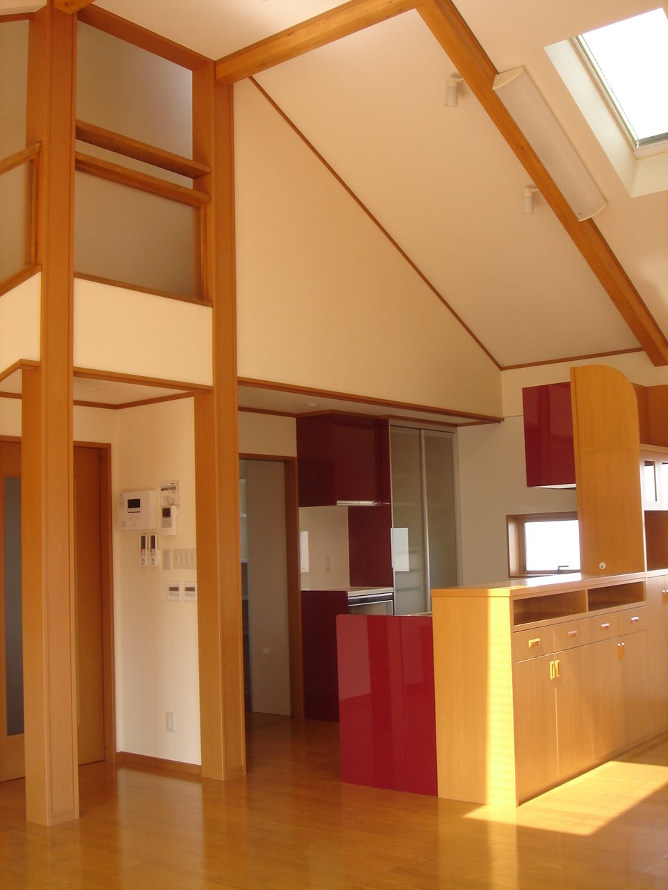 梁をあらわした木の構造。日本の風土に合う、在来工法の住まい