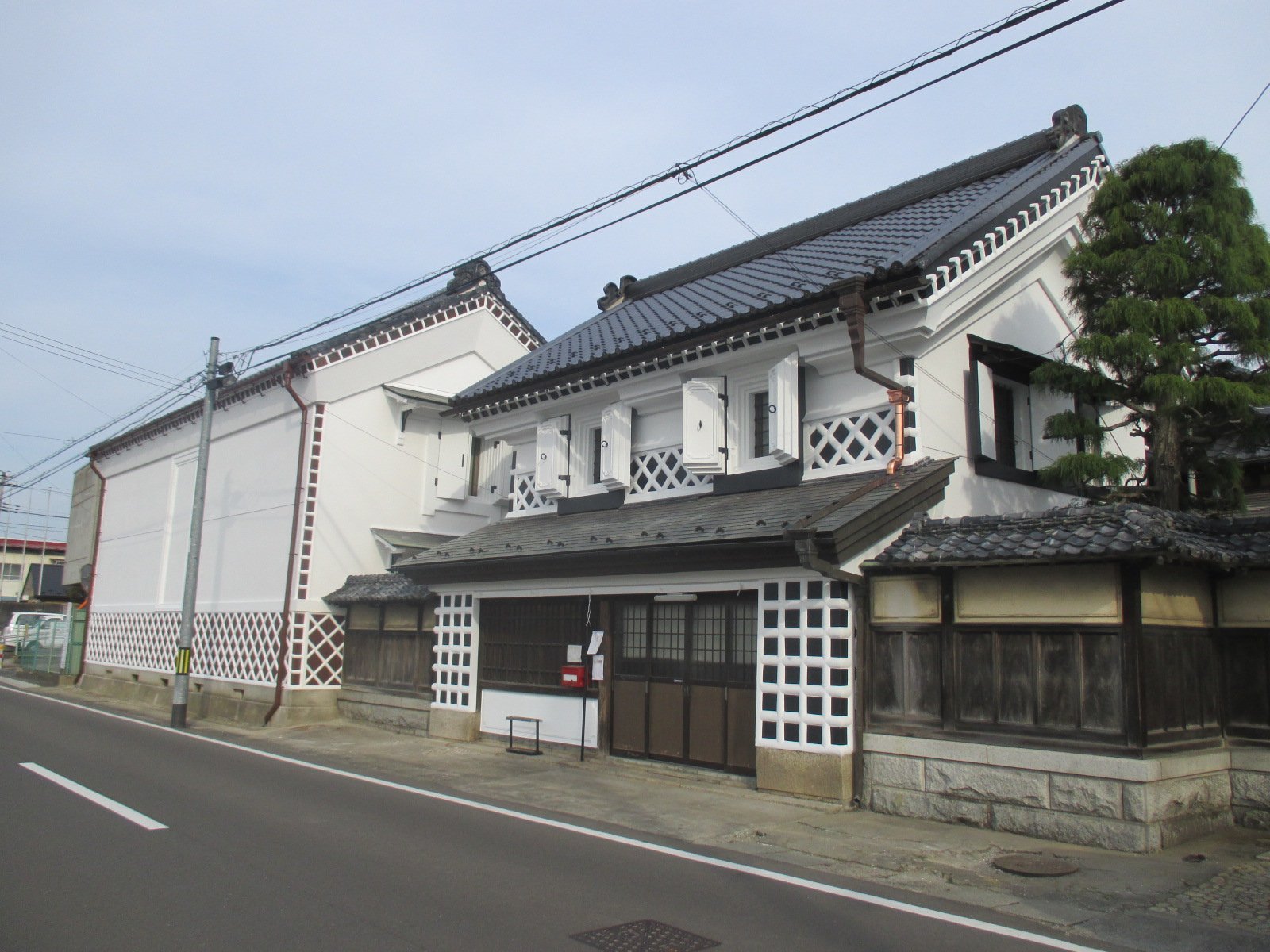 蔵造り(なまこ壁)の改修。地震被害を受けた歴史的建物を、伝統の意匠を活かして再生