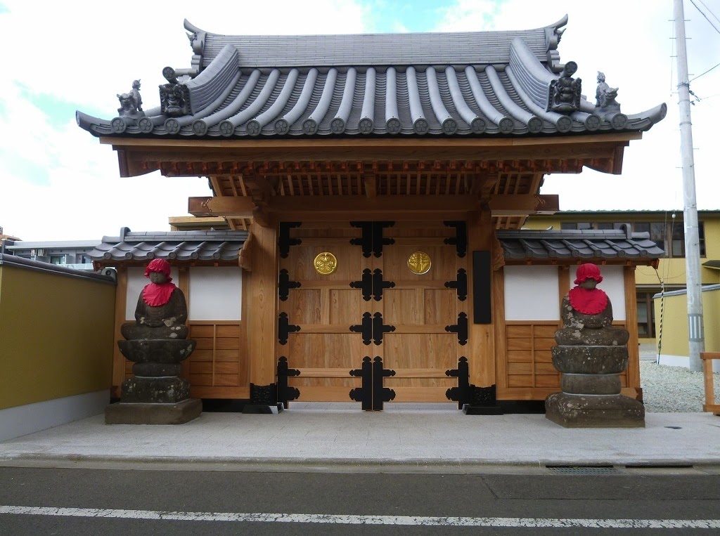 震災後に再建した山門