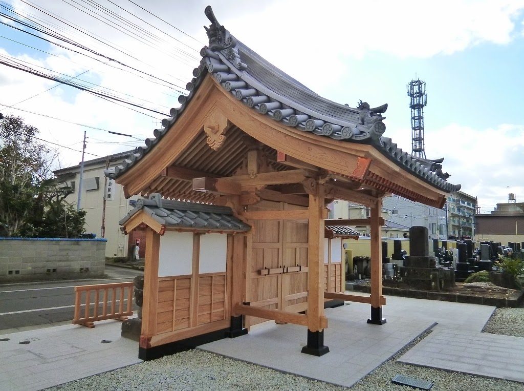 震災後に再建した山門