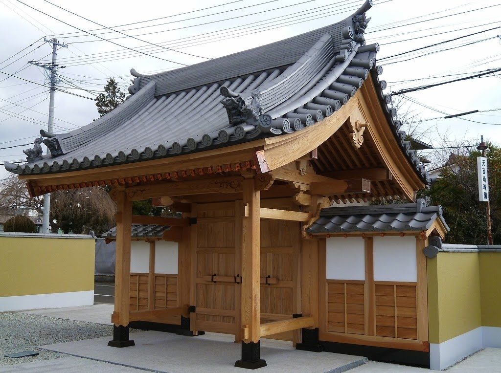 震災後に再建した山門