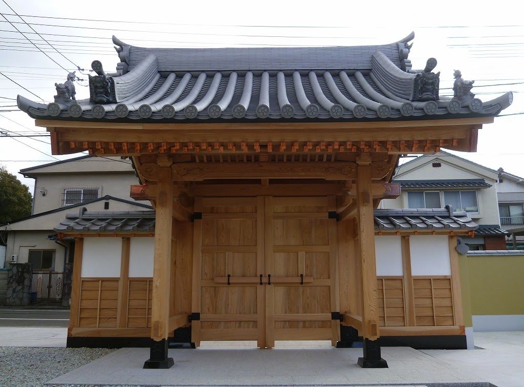 震災後に再建した山門